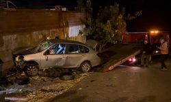 TAKLA ATAN OTOMOBİLİN SÜRÜCÜSÜ ARACA SIKIŞTI