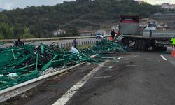 TIR BARİYERLERE ÇARPTI DEMİR PROFİLLER YOLA SAÇILDI