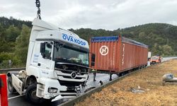 TIR BARİYERLERE ÇARPTI: 1 YARALI