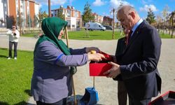 TÜRK BAYRAĞINI YERE DÜŞÜRMEMEK İÇİN GÖSTERDİĞİ ÇABA BAŞKAN TARAFINDAN ÖDÜLLENDİRİLDİ