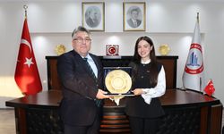 YILIN DOKTORA TEZİ ÖDÜLLÜ BURCU TİMURÜ, REKTÖR ÖZÖLÇER'İ MAKAMINDA ZİYARET ETTİ