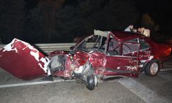 ZİNCİRLEME TRAFİK KAZASINDA OTOMOBİL HURDAYA DÖNDÜ