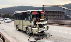 YOLCU MİNİBÜSÜ TIR DORSESİNE ÇARPTI