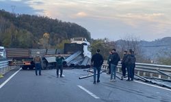 HAKİMİYETİNİ KAYBEDEN TIR BARİYERLERE ÇARPTI