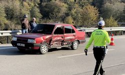 AMASRA'DA OTOMOBİL İLE YOLCU MİNİBÜSÜ ÇARPIŞTI 2 YARALI