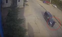 YOLUN KARŞISINA GEÇMEYE ÇALIŞAN ADAMA ARABA ÇARPTI