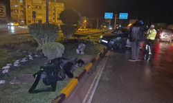 BARTIN'DA ÇARPTIĞI DİREK ARACIN ÜSTÜNE DEVRİLDİ