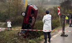 BARTIN'DA FECİ KAZA OTOMOBİL DEREYE UÇTU 2 ÖLÜ 1 YARALI