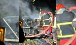 BARTIN'DA GARAJA YILDIRIM DÜŞTÜ 2 ARAÇ YANDI