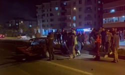 BARTIN'DA KONTROLDEN ÇIKAN OTOMOBİL ELEKTRİK DİREĞİNE ÇARPTI