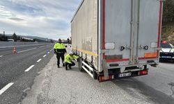 BOLU DAĞINDA POLİS EKİPLERİ KIŞ LASTİĞİ UYGULAMASI YAPTI