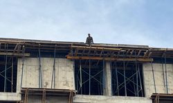 BOLU'DA 4 AYDIR MAAŞ ALAMAYAN İŞÇİLER ÇATIDA EYLEM YAPTI