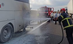 BOLU'DA YOLCU OTOBÜSÜNÜN MOTOR KISMI ALEV ALDI