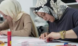 DÜZCE'DE KADINLAR HEM KİŞİSEL BECERİLERİNİ GELİŞTİRİYOR HEMDE MESLEK EDİNİYOR