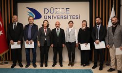 DÜZCE ÜNİVERSİTESİNDE AKADEMİK BAŞARI ÖDÜLLERİ VERİLDİ