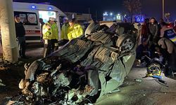 ELEKTRİK DİREĞİNE ÇARPAN OTOMOBİLİN SÜRÜCÜSÜ YARALANDI