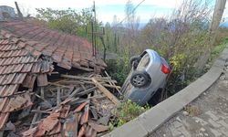 ZONGULDAK'TA OTOMOBİL EVİN ÇATISINA UÇTU