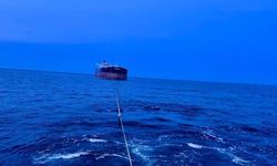 KASTAMONU AÇIKLARINDA İSABET ALAN GEMİ ÇEKİLİYOR