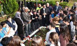 İLKOKUL ÖĞRENCİLERİ ŞEHİT RECEP TURAN'I MEZARI BAŞINDA ANDI