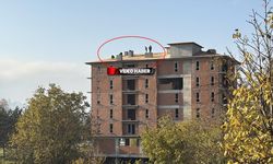 İNŞAAT ÇATISINDA TEHLİKELİ ÇALIŞMA KAMERALARDA