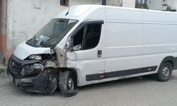 KAPULLU'DA MADDİ HASARLI KAZA