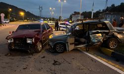 KURUCAŞİLE'DE 2 OTOMOBİL ÇARPIŞTI 6 YARALI