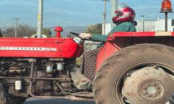 MOTOSİKLET KASKI İLE TRAKTÖR KULLANAN KADIN SOSYA MEDYADA BEĞENİ TOPLADI