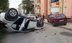 PARK HALİNDEKİ ARACA ÇAPRTI TERS DÖNDÜ; 3 YARALI