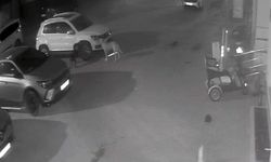 KASTAMONU'DA SOKAK KÖPEKLERİ PARK HALİNDEKİ ARACI PARÇALADI