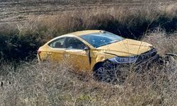 YENİÇAĞ'DA TİCARİ TAKSİ TARLAYA UÇTU