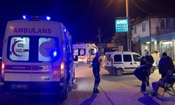 YOLUN KARŞISINA GEÇMEYE ÇALIŞAN ADAMA MOTOSİKLET ÇARPTI 3 YARALI