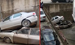 RAMPADAN ÇIKARKEN GERİ KAYDI: 8 METREDEN BAŞKA ARACIN ÜZERİNE DÜŞTÜ