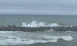 AKÇAKOCA'DA KARAYEL NEDENİYLE DALGA BOYU 5 METREYE ULAŞTI