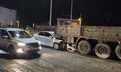 BARTIN'DA IŞIKTA DURAN TIRA OTOMOBİL ÇARPTI 1 YARALI