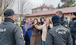 BAZ İSTASYONU YAPIMINA KARŞI ÇIKAN KADINLARDAN ERKEKLERE TEPKİ