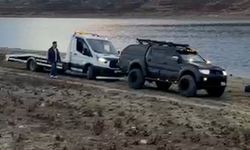 ÇAMURA SAPLANAN OTO KURTARICIYI PİKAP KURTARDI