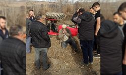 CENAZE ARACI İLE TRAKTÖR ÇARPIŞTI 4 YARALI