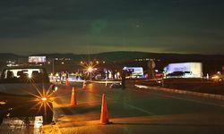 D-100’DE MİNİBÜS MOTOSİKLETE ÇARPTI: SÜRÜCÜ HAYATINI KAYBETTİ, EŞİ YARALANDI