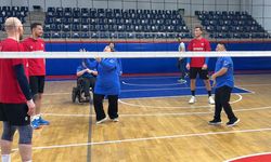 DÜZCE BELEDİYESİ SPOR AKADEMİSİ, DÜNYA ENGELLİLER GÜNÜNDE ÖZEL BİREYLERLE VOLEYBOL MAÇI YAPTI