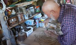 EMEKLİ OLDUKTAN SONRA AHŞAP HAT SANATIYLA EVİ MÜZEYE DÖNDÜ