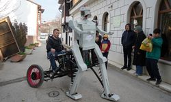 HURDA MALZEMELERDEN YAPILAN ROBOTA YOĞUN İLGİ