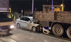 OTOMOBİL TIRIN DORSESİNE SAPLANDI