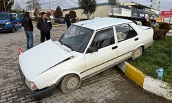 KAMYONET OTOMOBİLE ÇARPTI: 2 YARALI