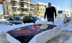 DÜKKANININ ÖNÜNE KARDAN YATAK YAPTI