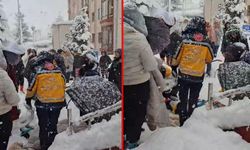 KAR KAPLI MERDİVENDEN DÜŞÜP YARALANDI