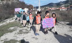 MİNİK ÖĞRENCİLER EROZYON FARKINDALIĞI İÇİN YÜRÜDÜ