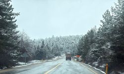 AHMETUSTA GEÇİDİ'NDE KAR YAĞIŞI DEVAM EDİYOR