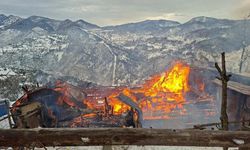 AHŞAP EV TAMAMEN KÜL OLDU