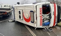 DÜZCE'DE AMBULANS DEVRİLDİ