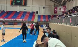 HAKEME SALDIRMAYA ÇALIŞAN OYUNCUYU SAHADAN GÜÇLÜKLE ÇIKARILDI